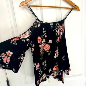 Size S off the shoulder floral top
